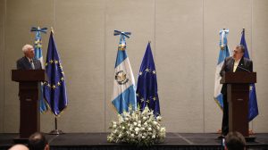 reunión del presidente electo, Bernardo Arévalo, y el representante de la Unión Europea, Josep Borrell