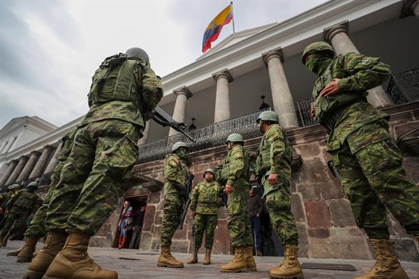 Crisis en Ecuador; Ejército de Ecuador