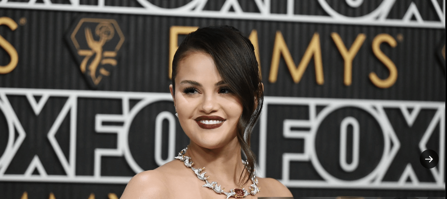 Selena Gómez arrasa en alfombra Emmys Awards enero 2024