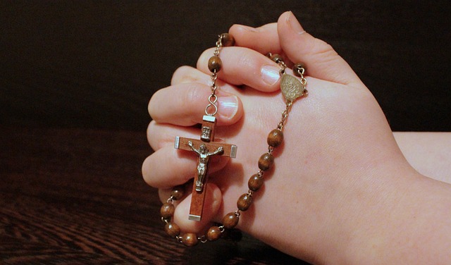 Rezar; orar; manos rezando; iglesia; rosario