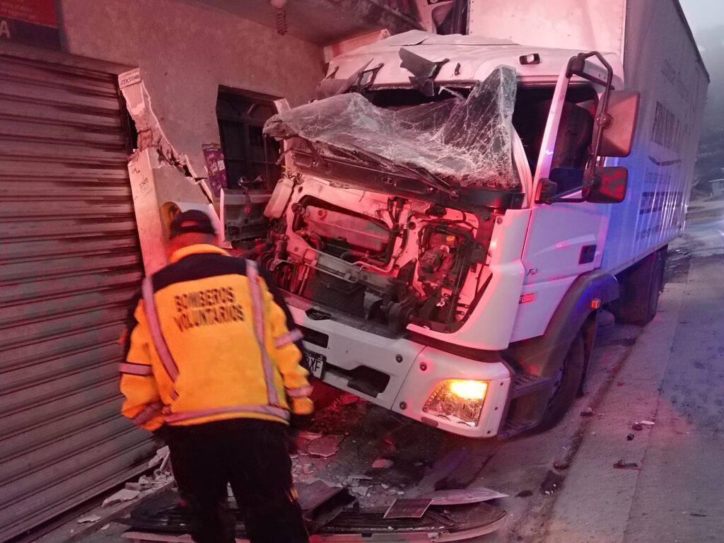 Camión impacta contra vivienda en Km. 115 de ruta Interamericana