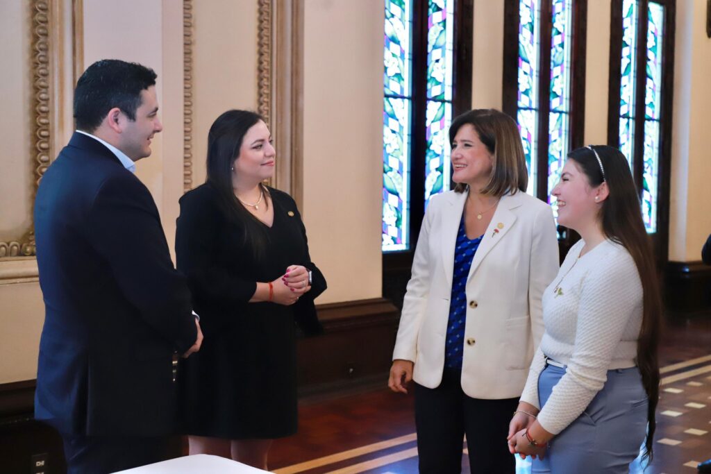 Vicepresidenta Karin Herrera se reúne con diputados de Semilla