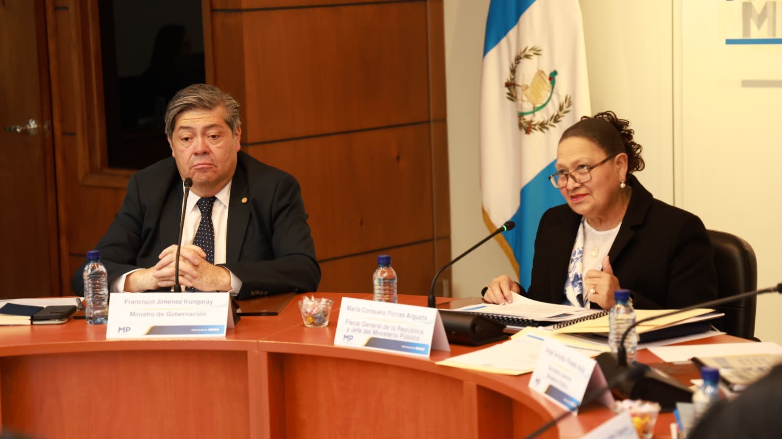 Fiscal General y ministro de Gobernación sostienen reunión