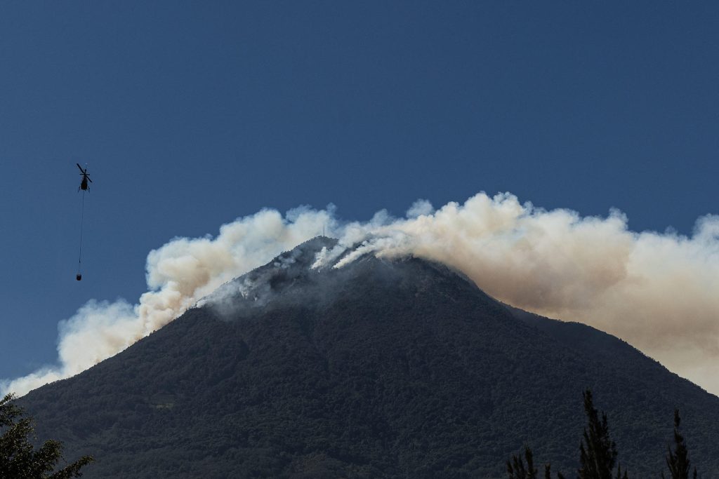 incendio forestal en el volcán de Agua
