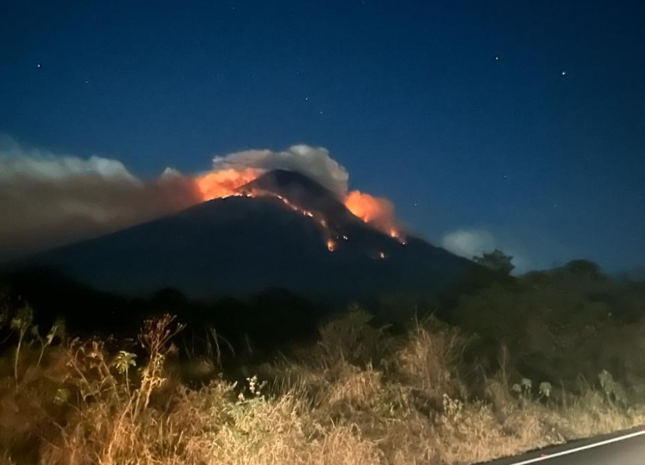 incendio forestal en volcán de Agua