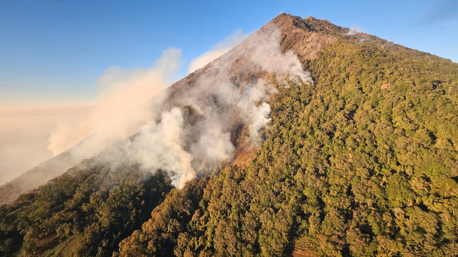 incendio en el volcán de Agua