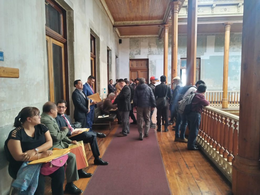 Ciudadanos acuden a Gobernación Departamental de Quetzaltenango para entregar papelería como candidatos a gobernador.
