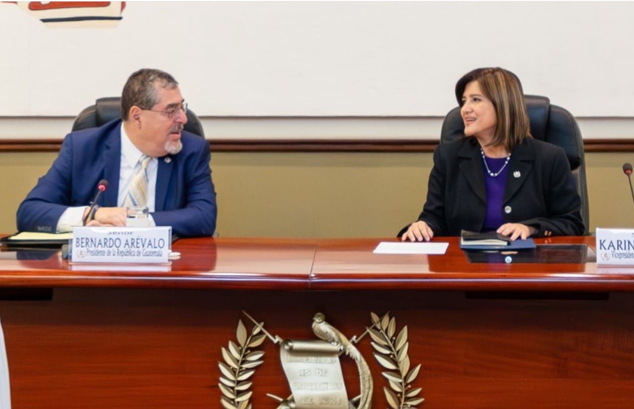 presidente Bernardo Arévalo y vicepresidenta Karin Herrera en reunión de Gabinete