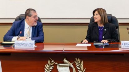 presidente Bernardo Arévalo y vicepresidenta Karin Herrera en reunión de Gabinete