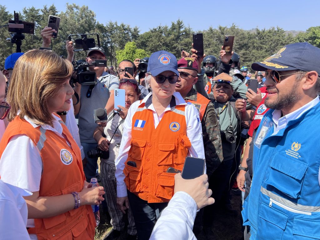 vicepresidenta Karin Herrera verifica acciones de combate del incendio en el volcán de Agua