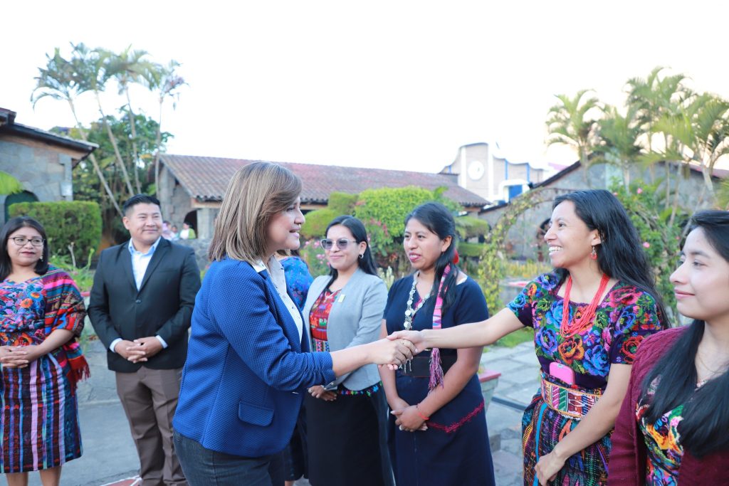 vicepresidenta Karin Herrera se reúne con lideresas en Sololá