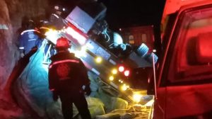 Piloto queda atrapado dentro de tráiler tras accidente en ruta a Chichicastenango, Quiché