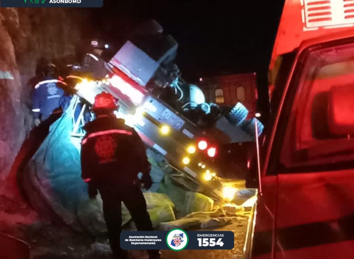 Piloto queda atrapado dentro de tráiler tras accidente en ruta a Chichicastenango, Quiché