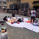 Colectivo Chucho Callejero elabora alfombra de La Abuelita para el paso del Jesús de la Merced