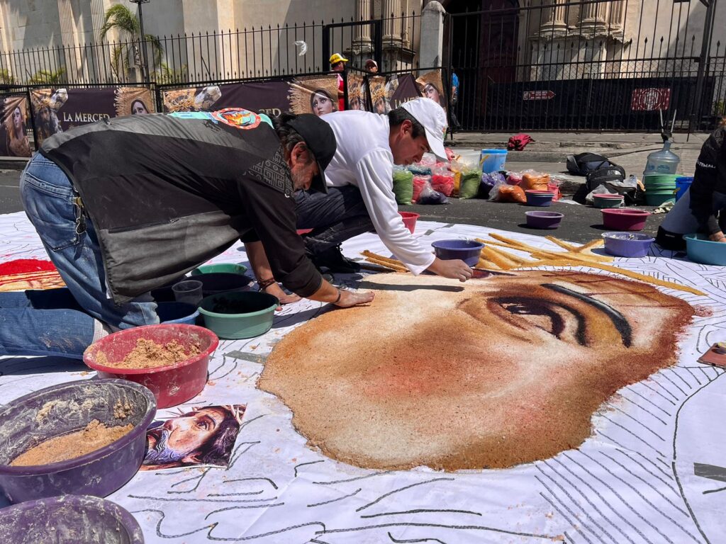 Colectivo Chucho Callejero elabora alfombra de La Abuelita para el paso del Jesús de la Merced