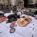 Colectivo Chucho Callejero elabora alfombra de La Abuelita para el paso del Jesús de la Merced