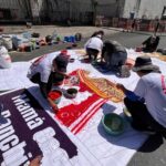 Colectivo Chucho Callejero elabora alfombra de La Abuelita para el paso del Jesús de la Merced