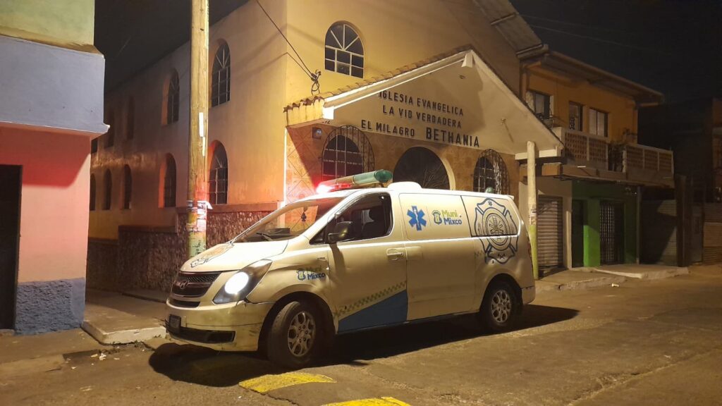 Abandonan cadáver con un letrero en zona 6 de Mixco