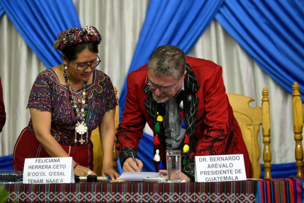 Firma de convenio entre la presidencia de la República y el consejo de autoridades mayas ixiles.