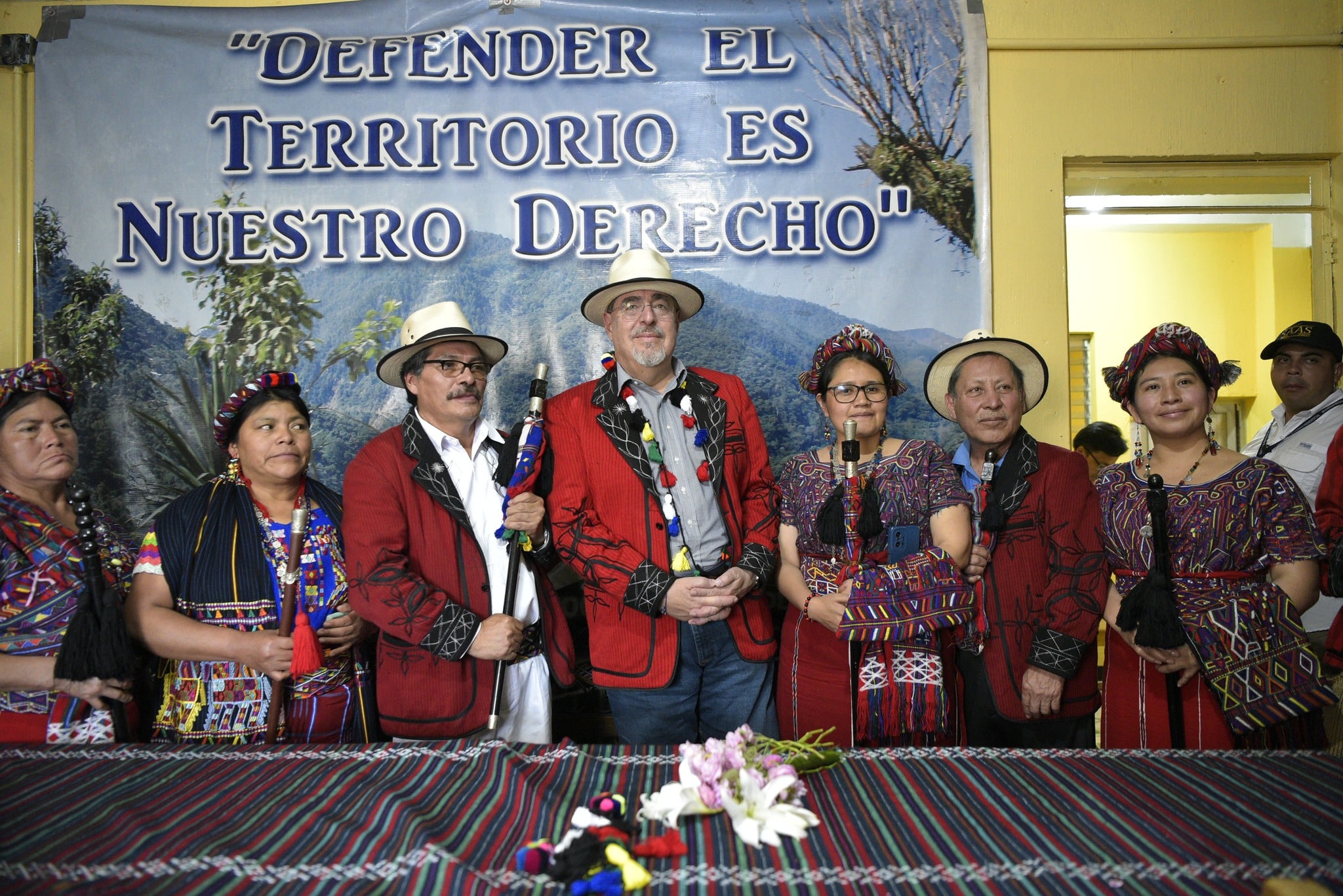 Firma de convenio entre la presidencia de la República y el consejo de autoridades mayas ixiles.