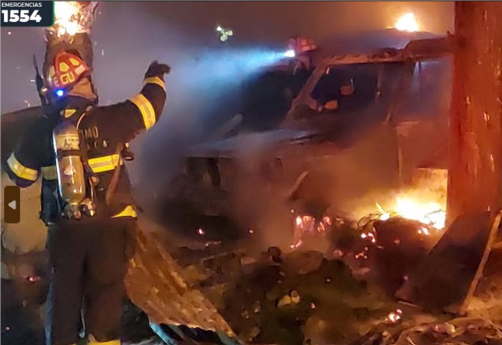 Incendio consume vehículos dentro de taller en Villa Nueva