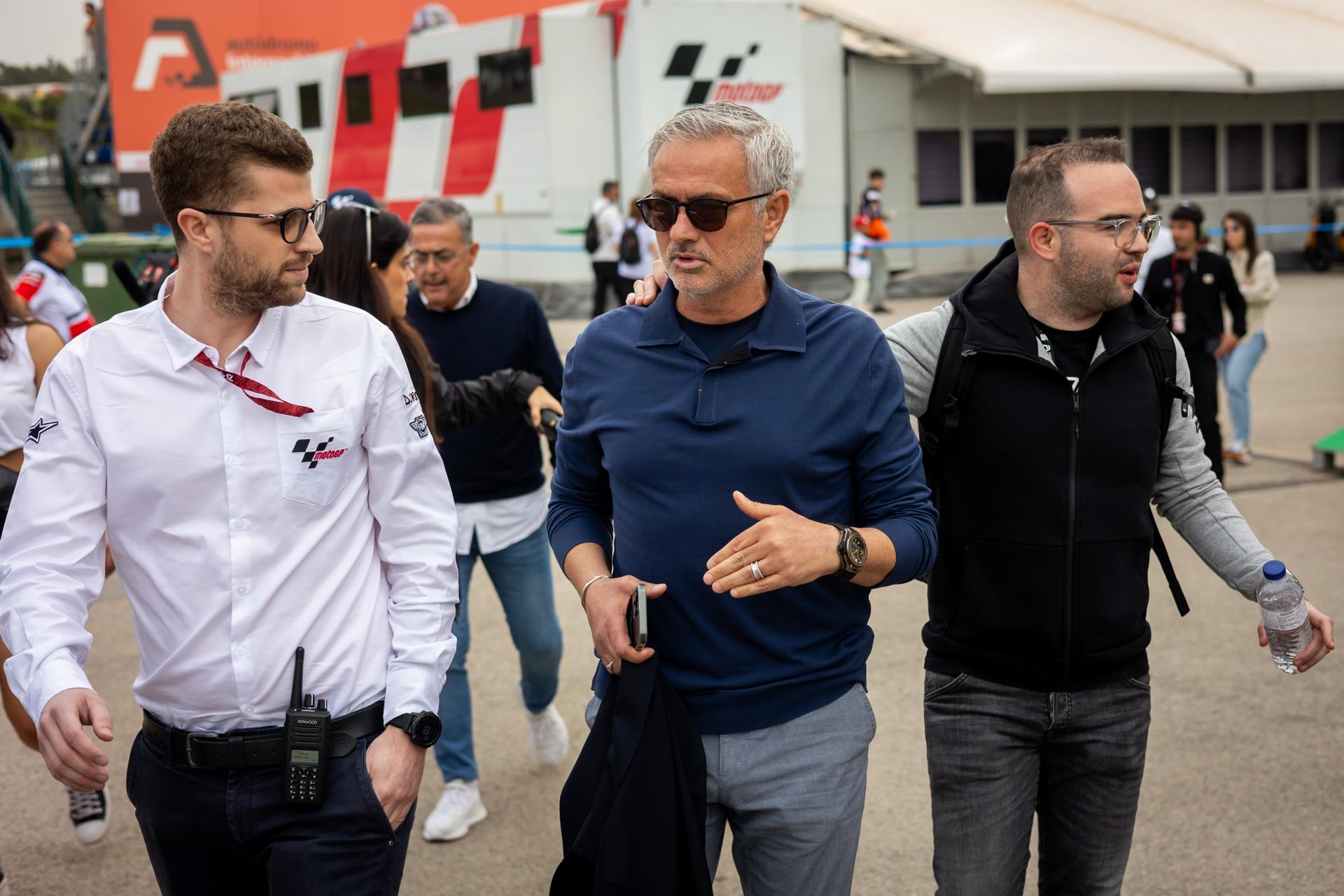 VÍDEO.  José Mourinho rouba a cena no Moto GP de Portugal