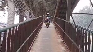Multan a motorista por subirse a pasarela en Villa Nueva