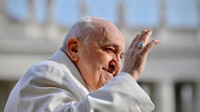 Papa Francisco saludando