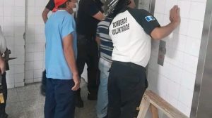 Personas quedan atrapadas en ascensor de hospital en Antigua Guatemala