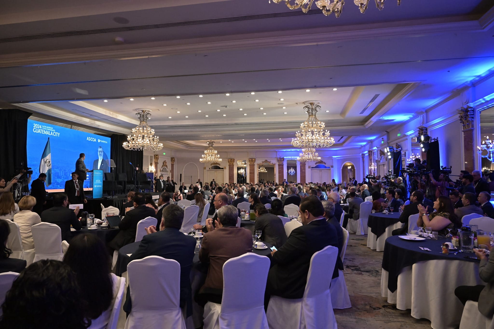 El presidente Bernardo Arévalo durante su discurso en la conferencia del Consejo de las Américas. Foto: Gobierno