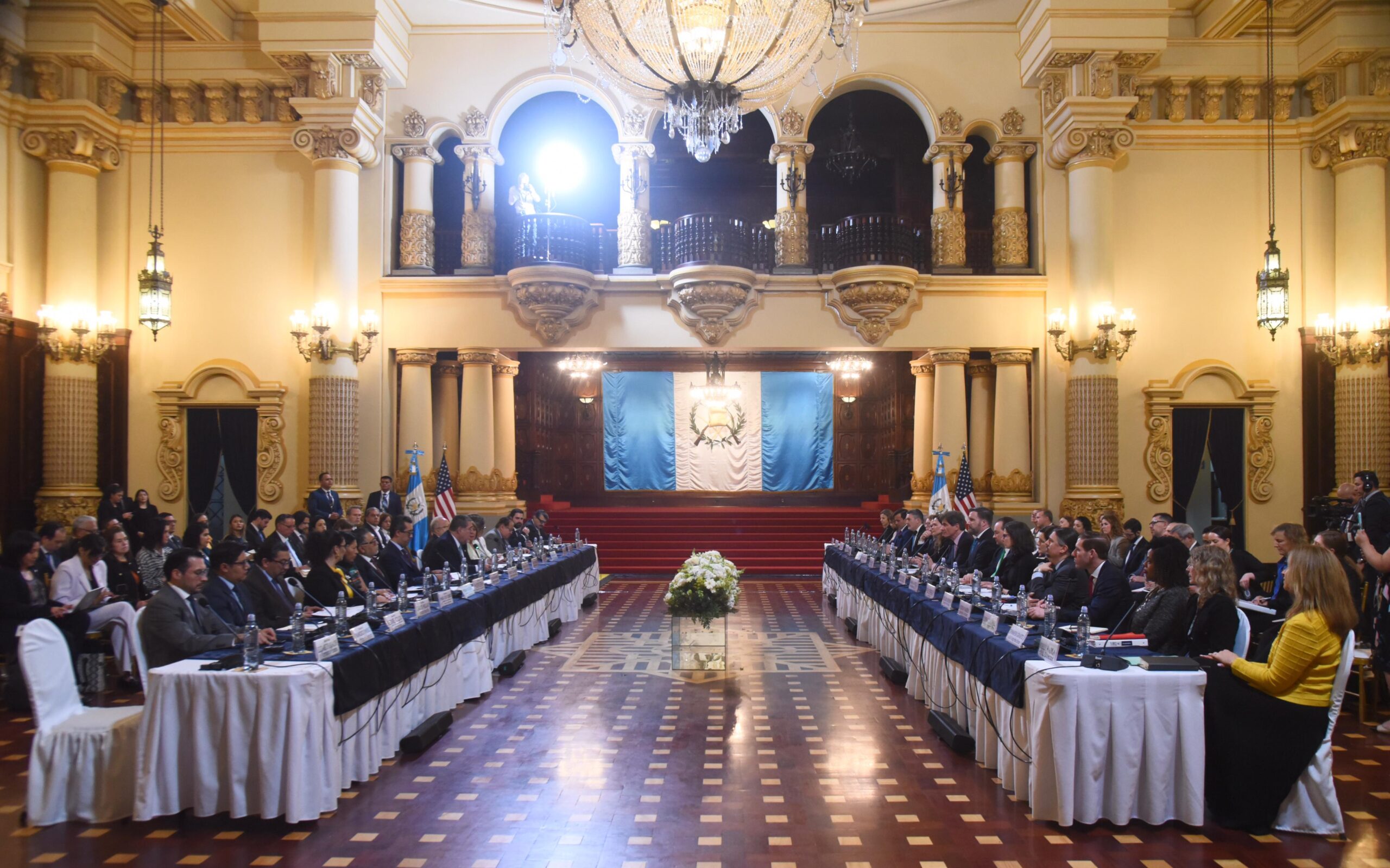 Subsecretario de Estado de EE.UU. sostiene un encuentro con el presidente de Guatemala