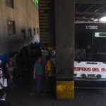 transporte, pasajeros viajan en buses extraurbanos en descanso de Semana Santa