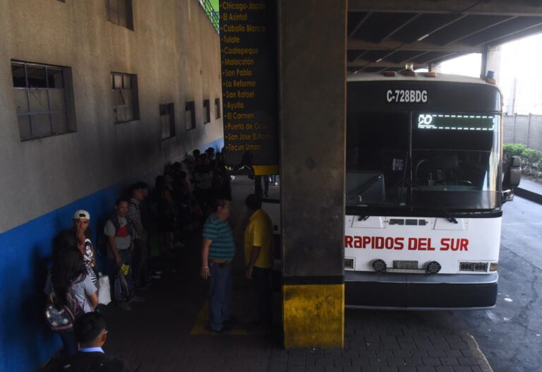 transporte, pasajeros viajan en buses extraurbanos en descanso de Semana Santa