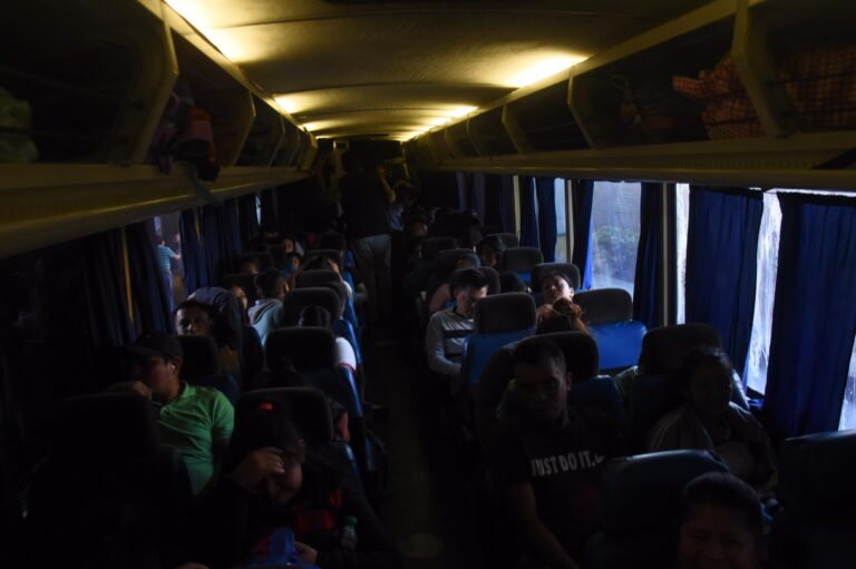 transporte, pasajeros viajan en buses extraurbanos en descanso de Semana Santa