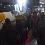 transporte, pasajeros viajan en buses extraurbanos en descanso de Semana Santa