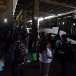 transporte, pasajeros viajan en buses extraurbanos en descanso de Semana Santa