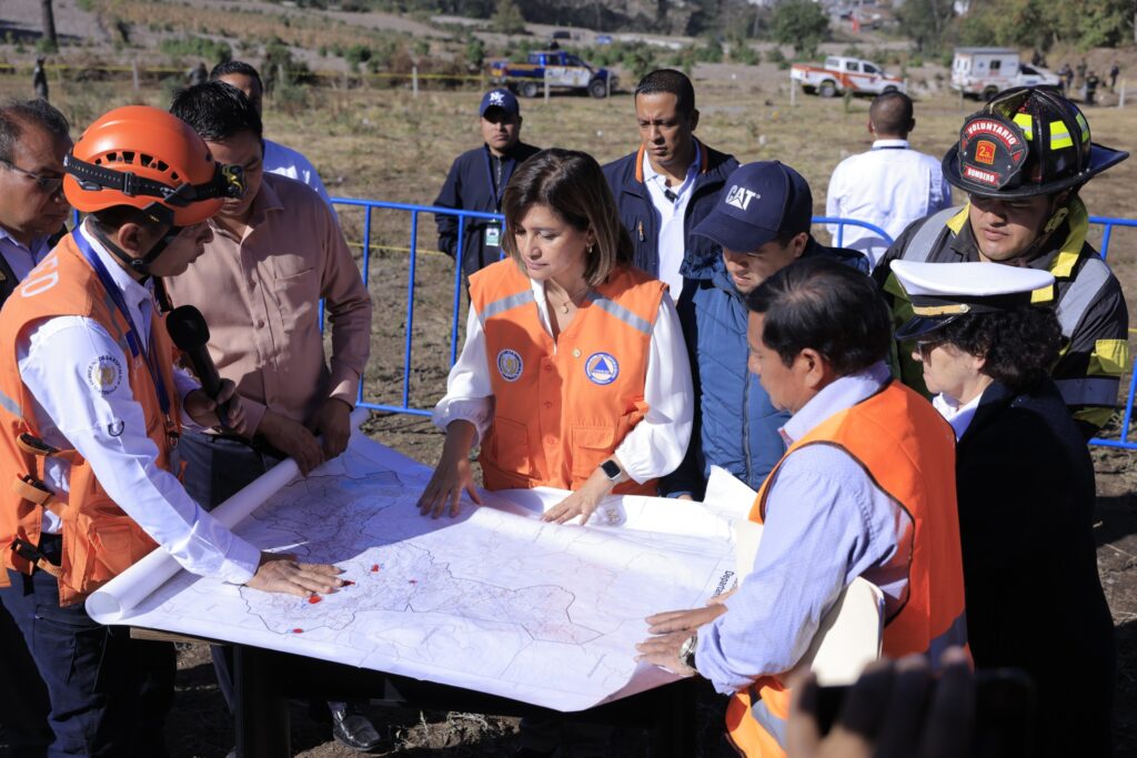 Vicepresidenta Karin Herrera verifica acciones de combate a incendios en Quetzaltenango