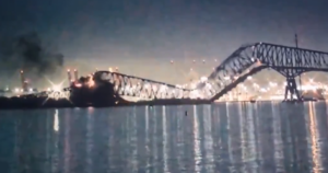Barco choca contra puente Francis Scott Key, en Baltimore, y este se desploma