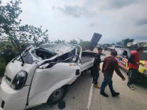 Rótulo de señalización cae sobre camión en ruta a El Salvador