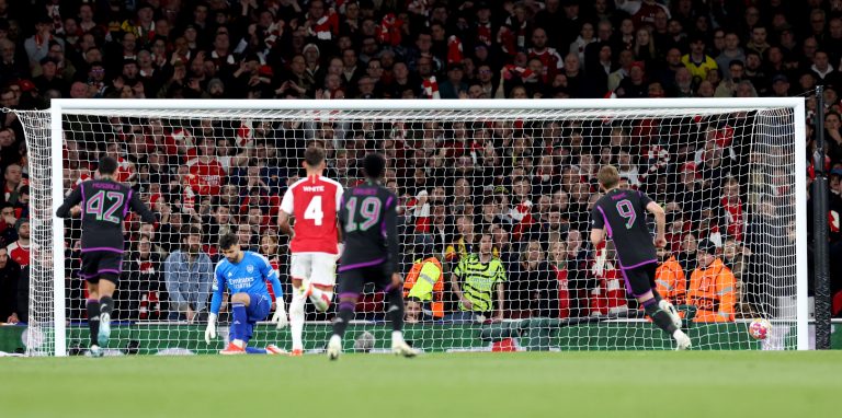 London (United Kingdom), 09/04/2024.- Harry Kane (R) of Bayern scores his team's second goal from a penalty during the UEFA Champions League quarter-finals, 1st leg soccer match between Arsenal FC and FC Bayern Munich, in London, Britain, 09 April 2024. (Liga de Campeones, Reino Unido, Londres) EFE/EPA/ANDY RAIN