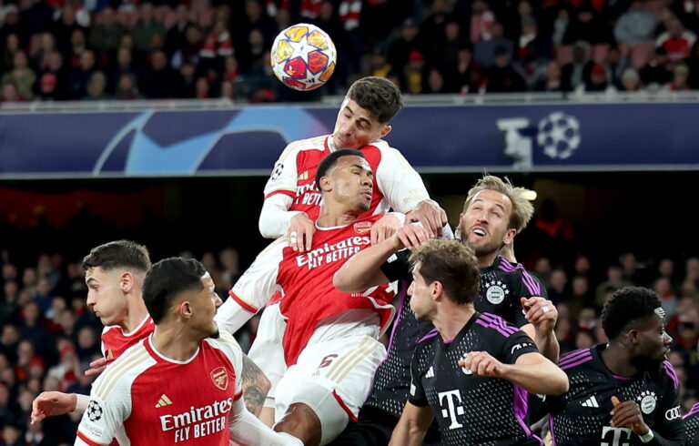 London (United Kingdom), 09/04/2024.- Kai Havertz (C top) rises above his teammate Gabriel and Harry Kane (R) of Bayern to head the ball during the UEFA Champions League quarter-finals, 1st leg soccer match between Arsenal FC and FC Bayern Munich, in London, Britain, 09 April 2024. (Liga de Campeones, Reino Unido, Londres) EFE/EPA/ANDY RAIN