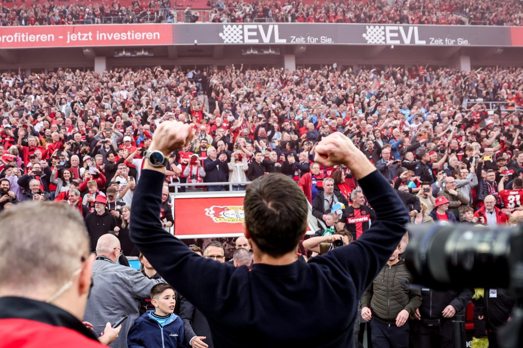 Aficionados del Bayer Leverkusen celebración