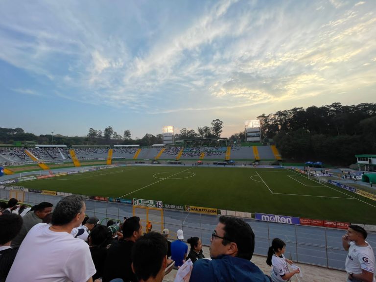 Estadio Cementos Progreso en el partido entre Comunicaciones vs. Mixco