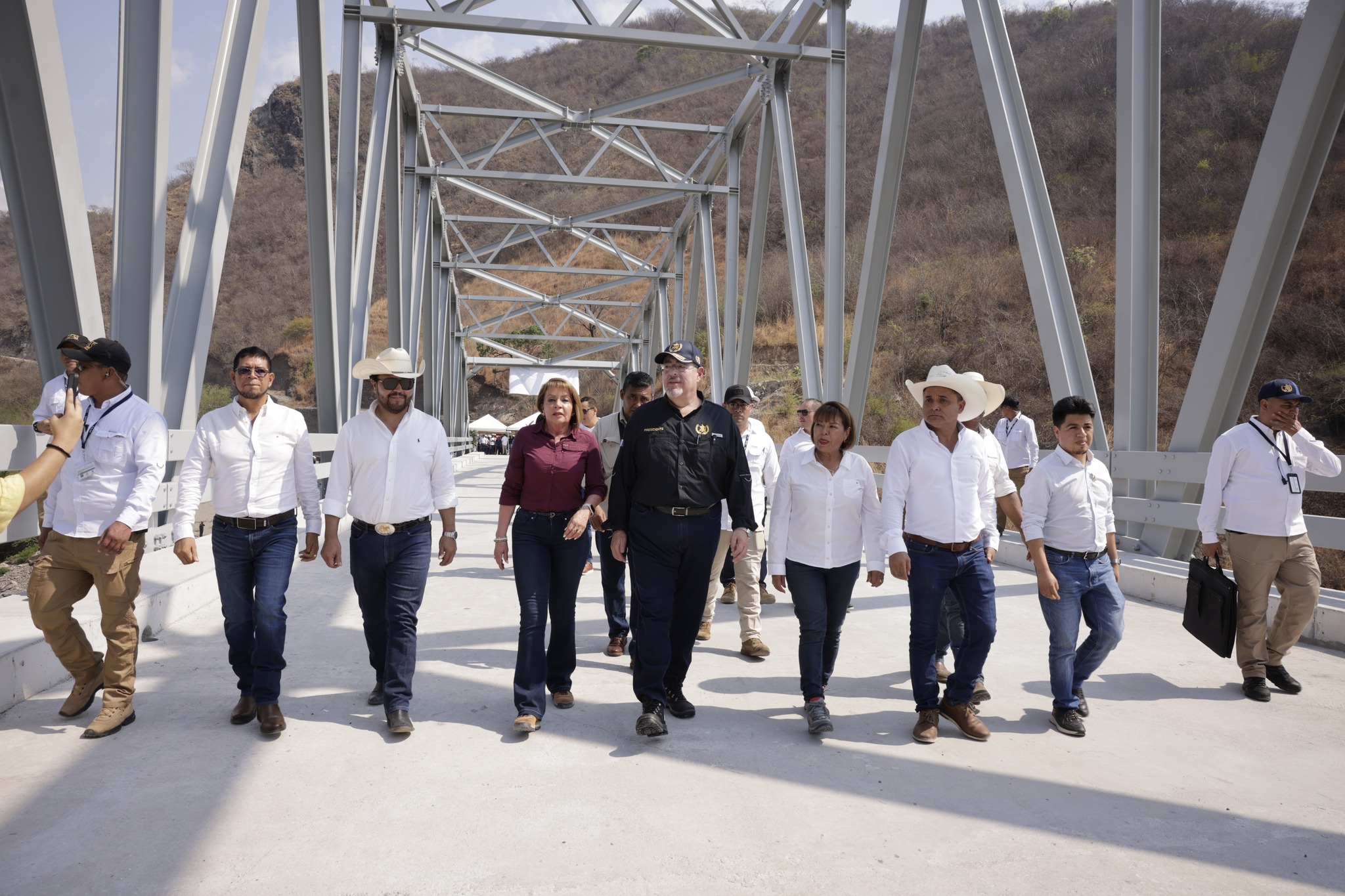 Arévalo inaugura puente en Baja Verapaz