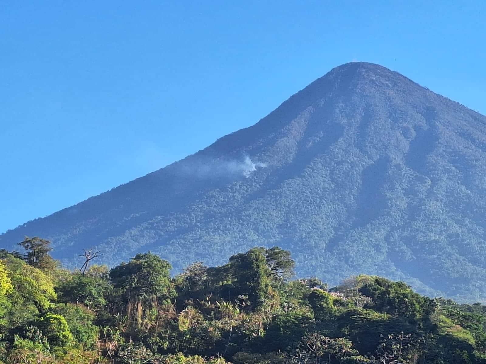 incendio en el volcán de Agua