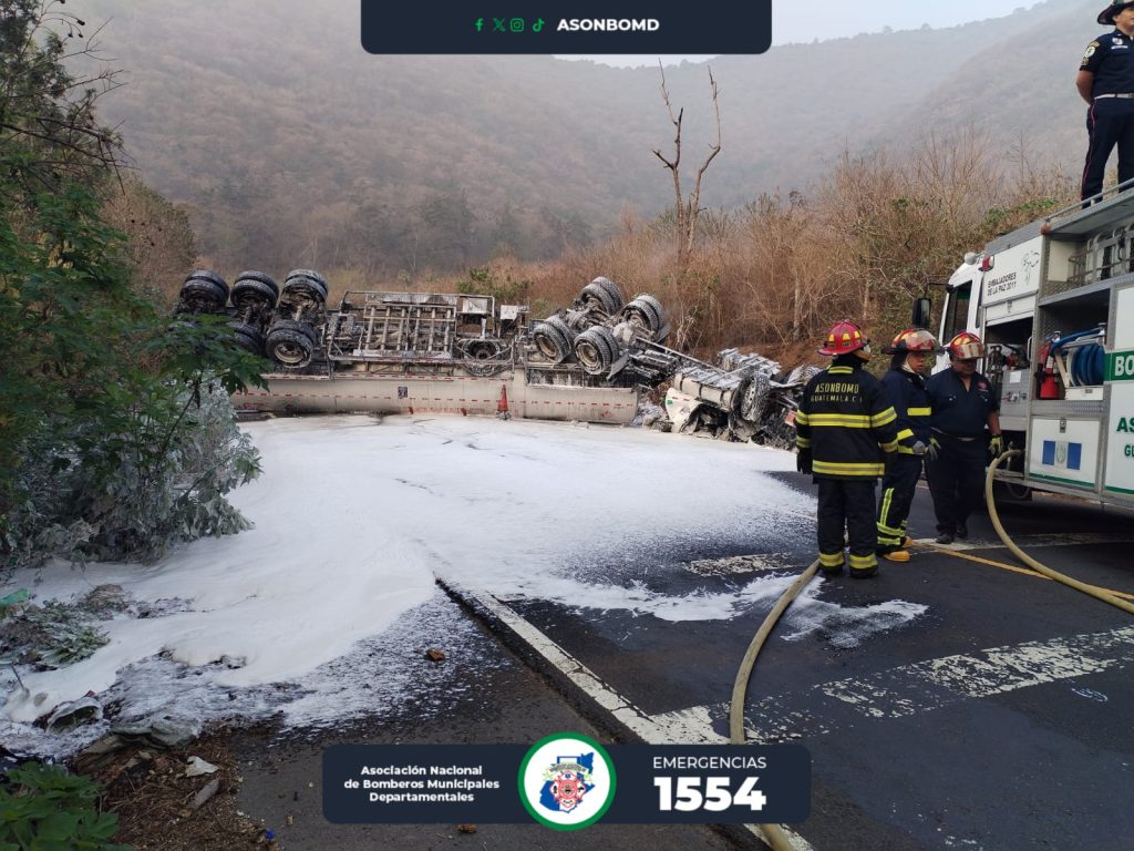 Camión que transporta combustible vuelca en RN-14