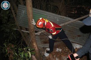 agente de PNC cae a barranco en Villa Nueva