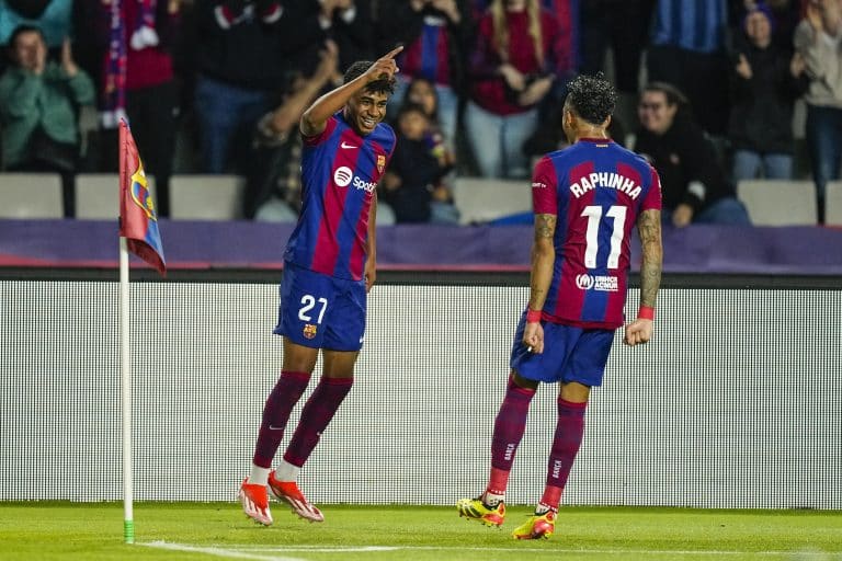 BARCELONA, 13/05/2024.- Los jugadores del FC Barcelona, Lamine Yamal (i) y el brasileño Raphinha, celebra el primer gol del equipo blaugrana durante el encuentro correspondiente a la jornada 35 de primera división que disputan hoy lunes FC Barcelona y Real Sociedad en el estadio Olímpico Lluis Companys, en Barcelona. EFE / Enric Fontcuberta.