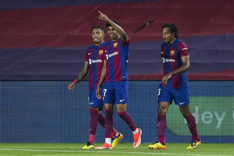 BARCELONA, 13/05/2024.- El delantero del FC Barcelona, Lamine Yamal (c), celebra el primer gol del equipo blaugrana durante el encuentro correspondiente a la jornada 35 de primera división que disputan hoy lunes FC Barcelona y Real Sociedad en el estadio Olímpico Lluis Companys, en Barcelona. EFE / Alejandro García.