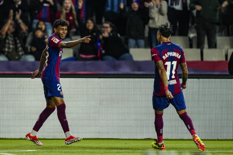 BARCELONA, 13/05/2024.- Los jugadores del FC Barcelona, Lamine Yamal (i) y el brasileño Raphinha, celebran el primer gol del equipo blaugrana durante el encuentro correspondiente a la jornada 35 de primera división que disputan hoy lunes FC Barcelona y Real Sociedad en el estadio Olímpico Lluis Companys, en Barcelona. EFE / Enric Fontcuberta.